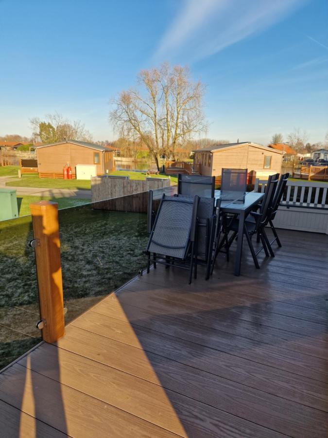 Hot Tub Hols In Bear Lodge With Roof Terrace Tattershall Esterno foto