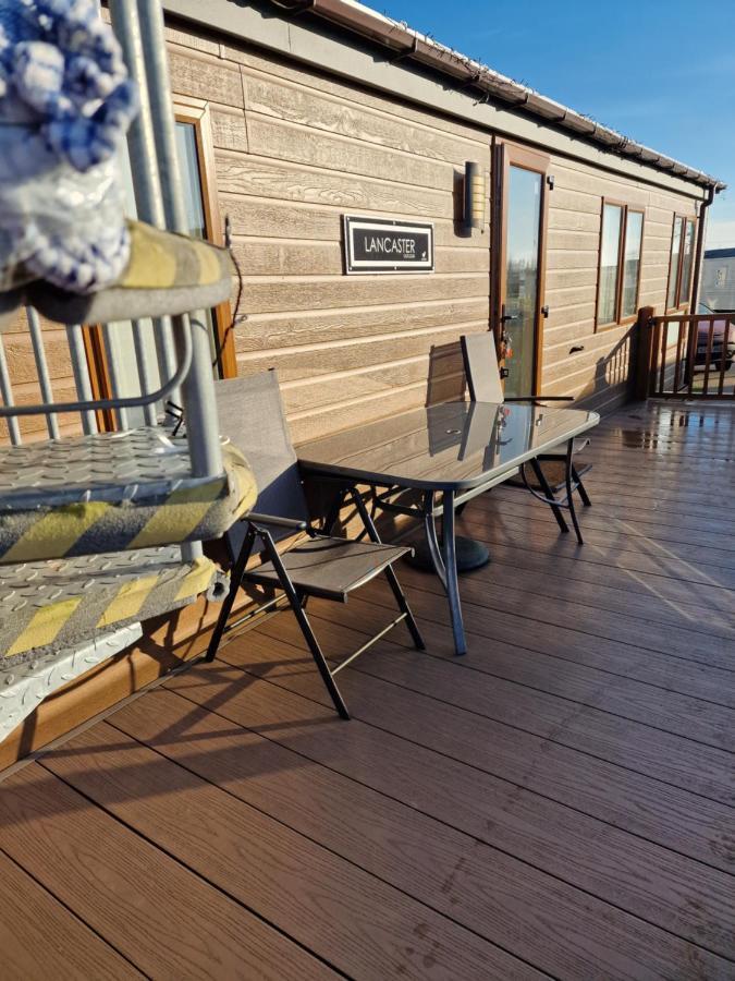 Hot Tub Hols In Bear Lodge With Roof Terrace Tattershall Esterno foto