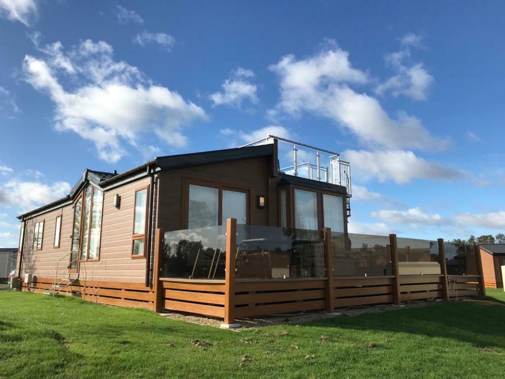 Hot Tub Hols In Bear Lodge With Roof Terrace Tattershall Esterno foto